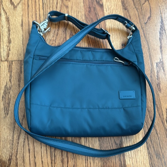 Pacsafe Antitheft Crossbody bag  Citysafe CS series in Tidal Teal - Picture 11 of 11